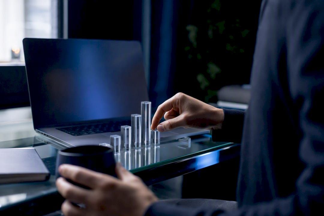 Analyst placing volume bars indicator